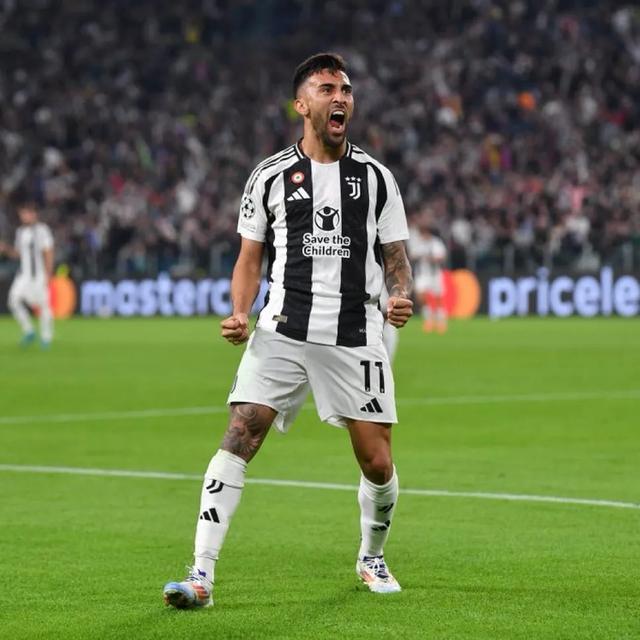 尤文图斯前锋突破防线独闯球门,球迷呐喊欢呼 尤文图斯前锋突破防线独闯球门,球迷呐喊欢呼