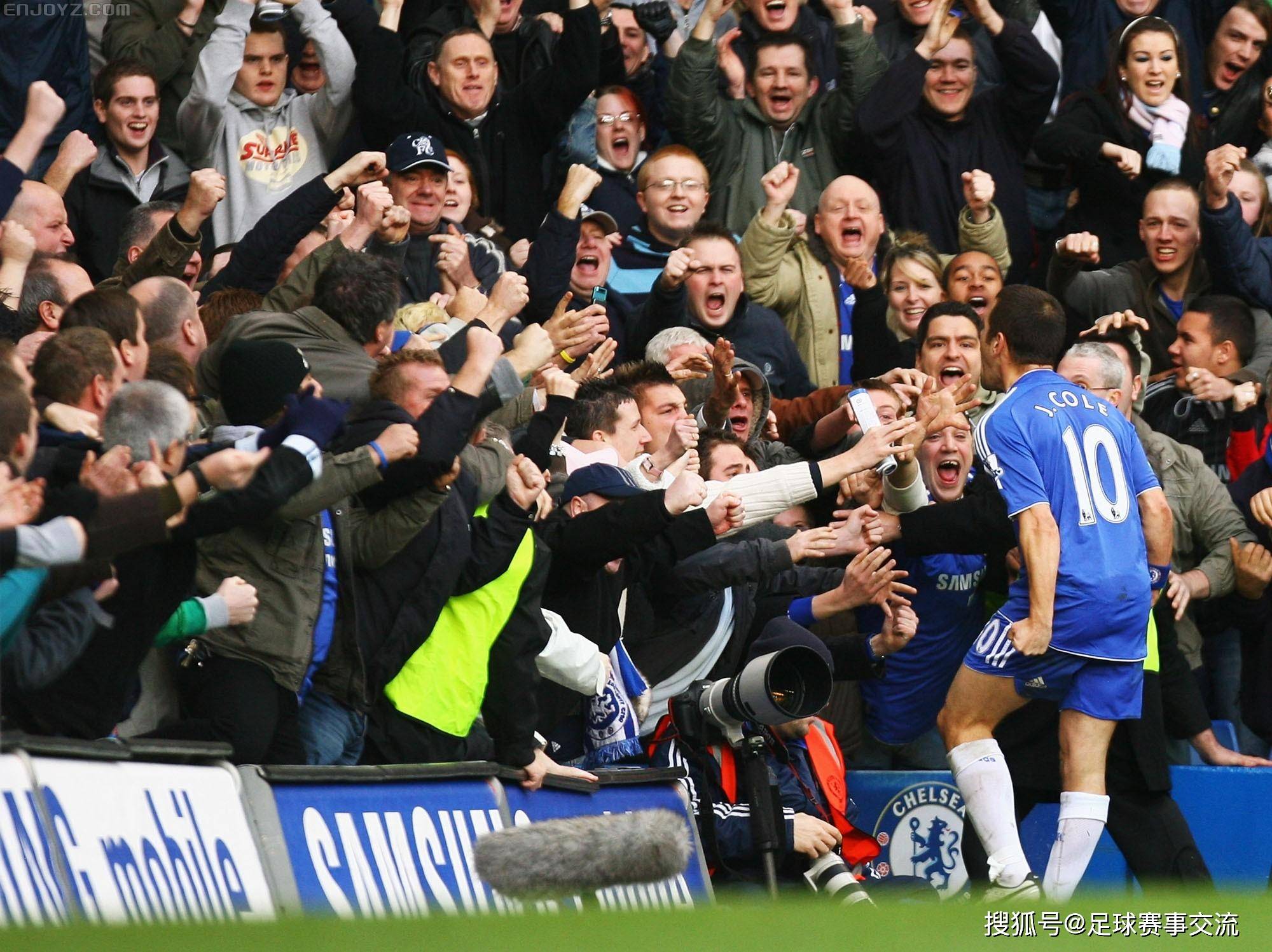 FB体育官方网站-激烈足球比赛燃起热情,球员拼尽全力