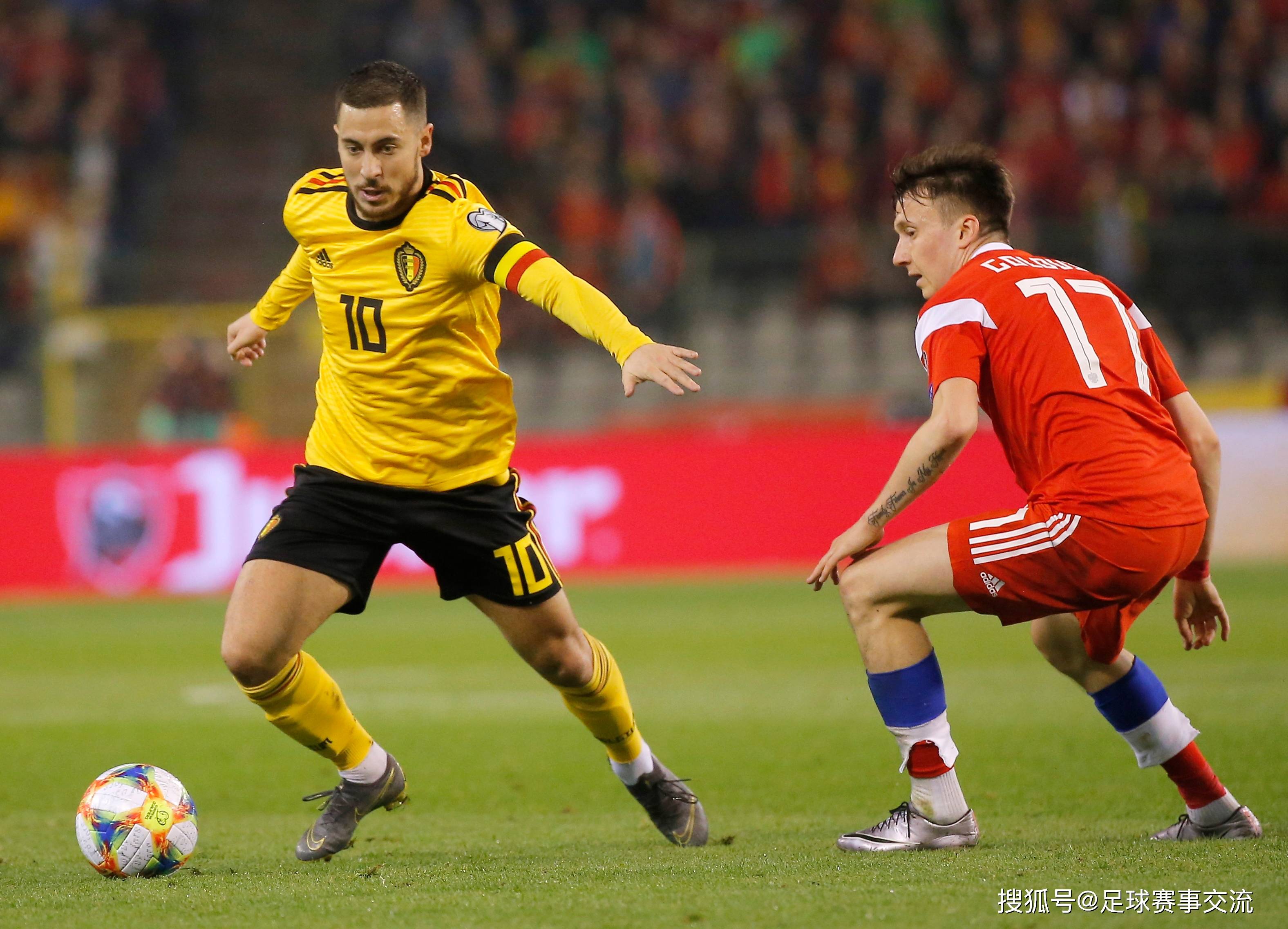 激烈足球比赛燃起热情,球员拼尽全力 激烈足球比赛燃起热情,球员拼尽全力