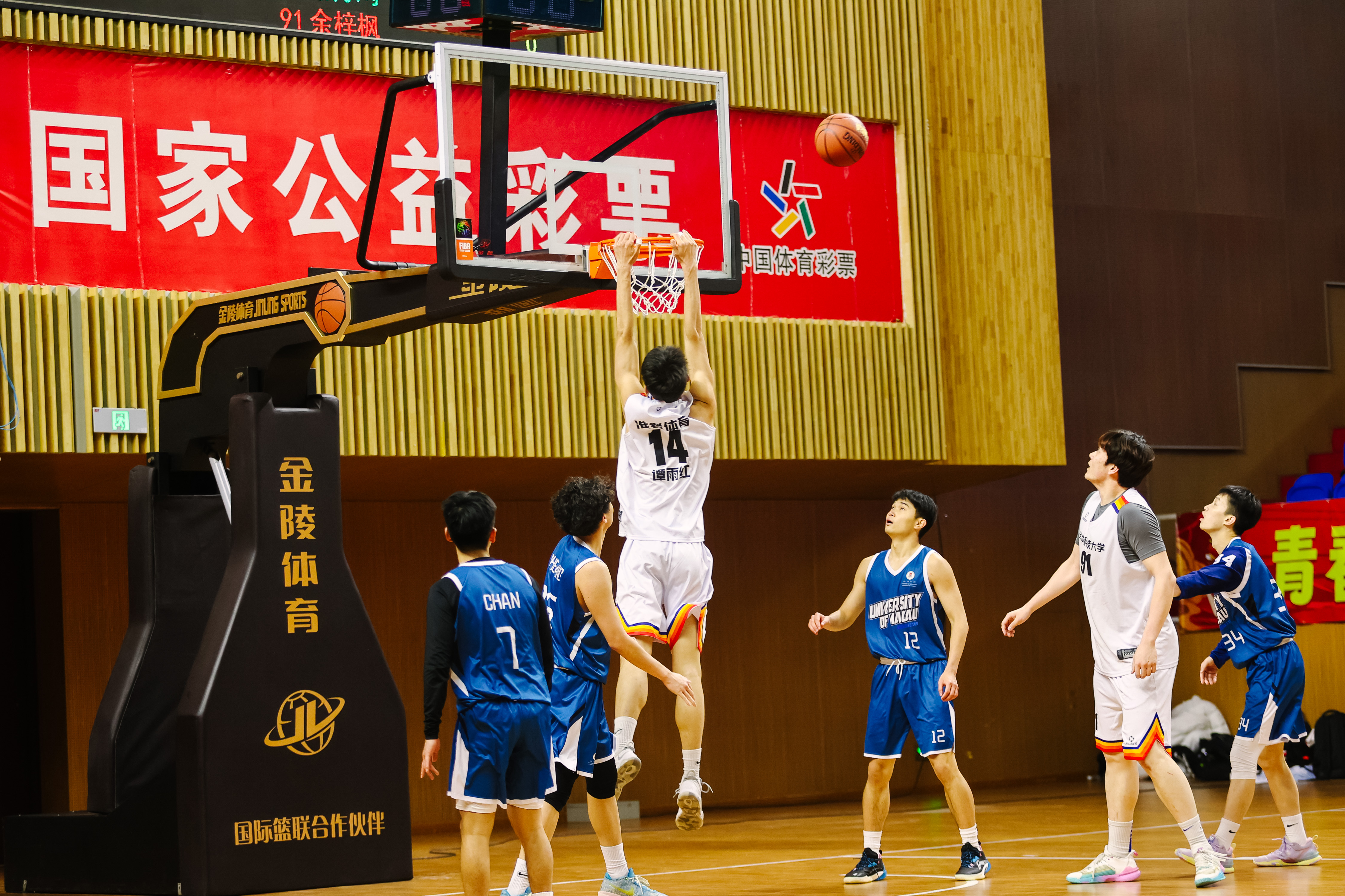 中国篮球联赛开锣，球迷们纷纷涌入现场