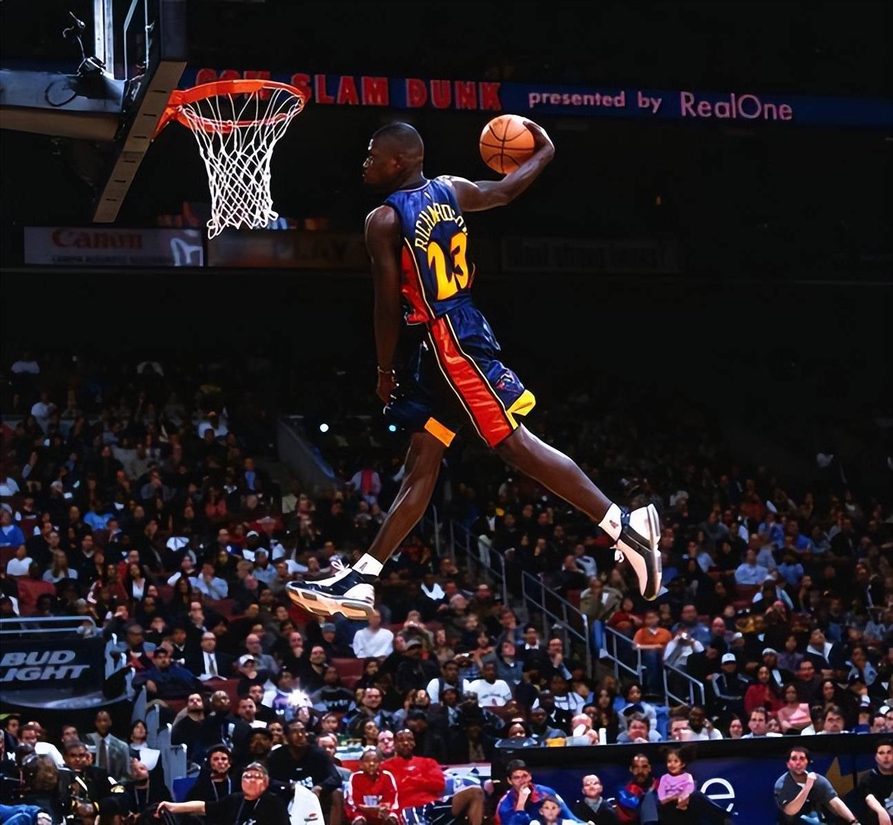 篮球比赛中球员个人表现亮眼,获得全场喝彩 篮球比赛中球员个人表现亮眼,获得全场喝彩