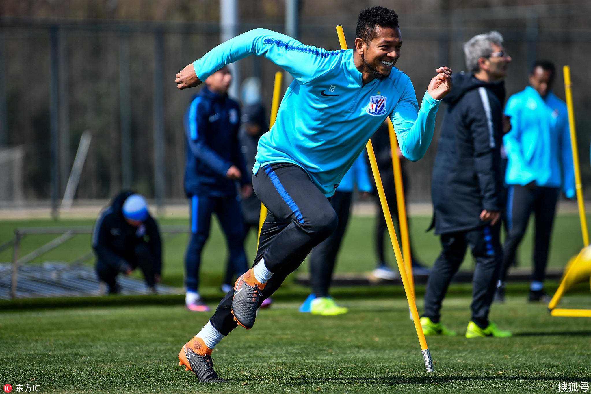 上海绿地申花球员进行积极训练准备比赛 上海绿地申花球员进行积极训练准备比赛