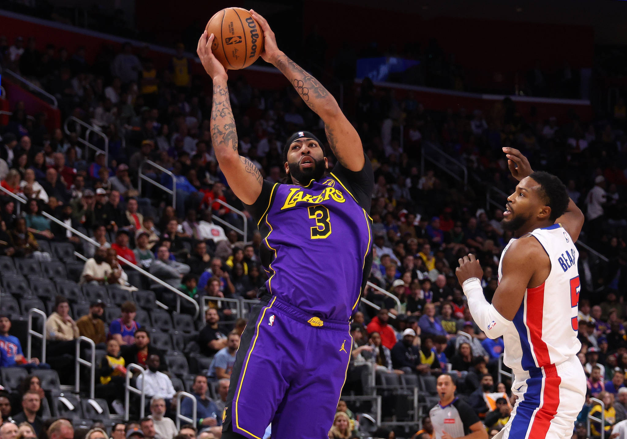 FB体育官方网站-湖人大胜奇才,浓眉表现出色贡献27分