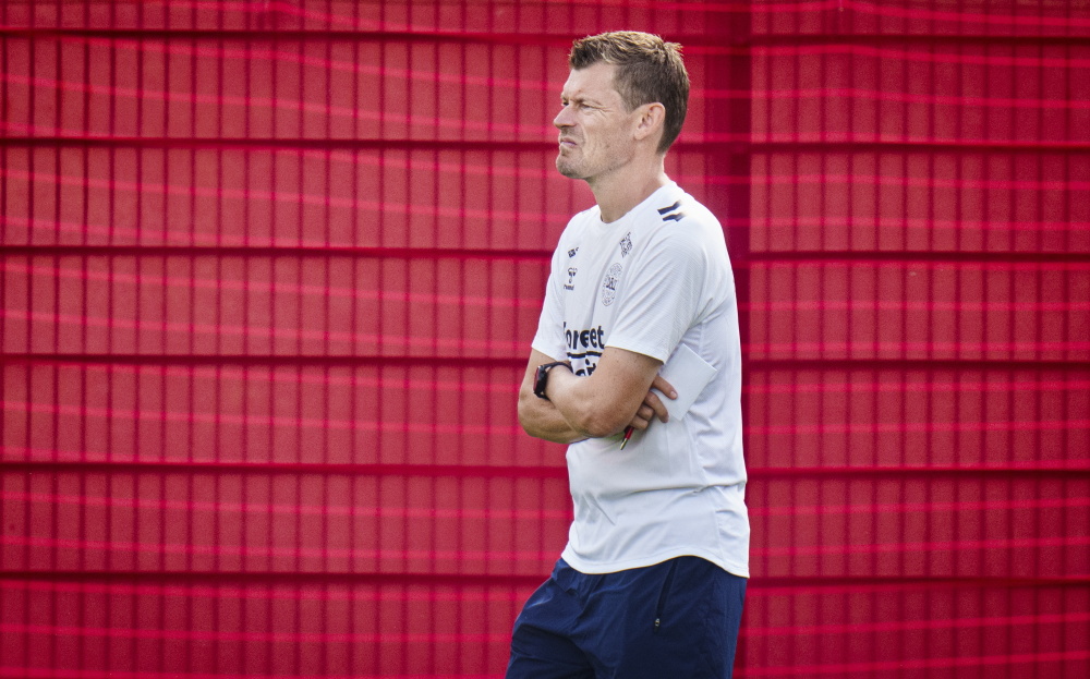 FB体育-丹麦足球队备战气氛热烈,球员士气高昂