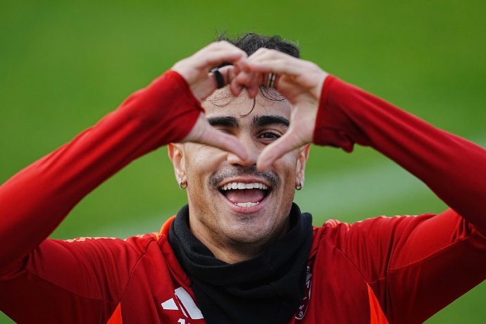 FB体育-格拉纳达队员赢得球迷赞赏,表现抢眼