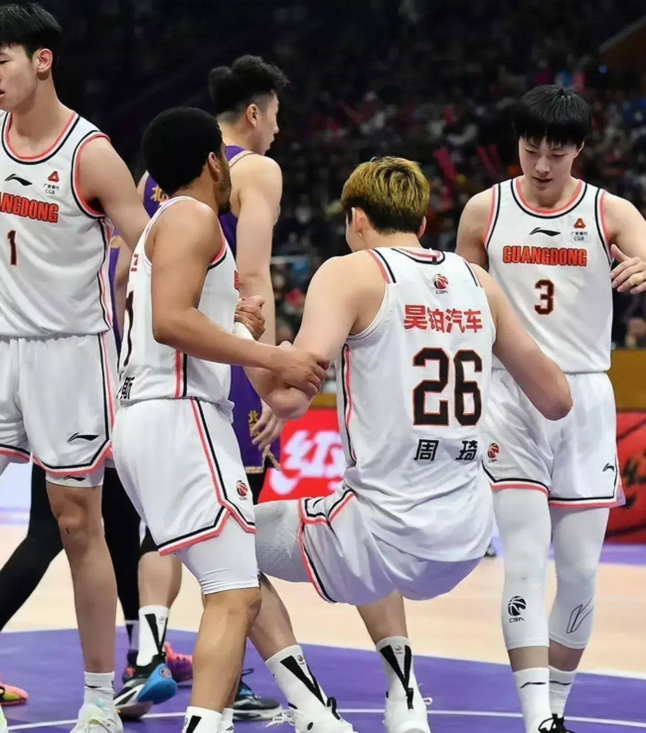 FB体育官网-持续进攻,球队攻入多球取胜