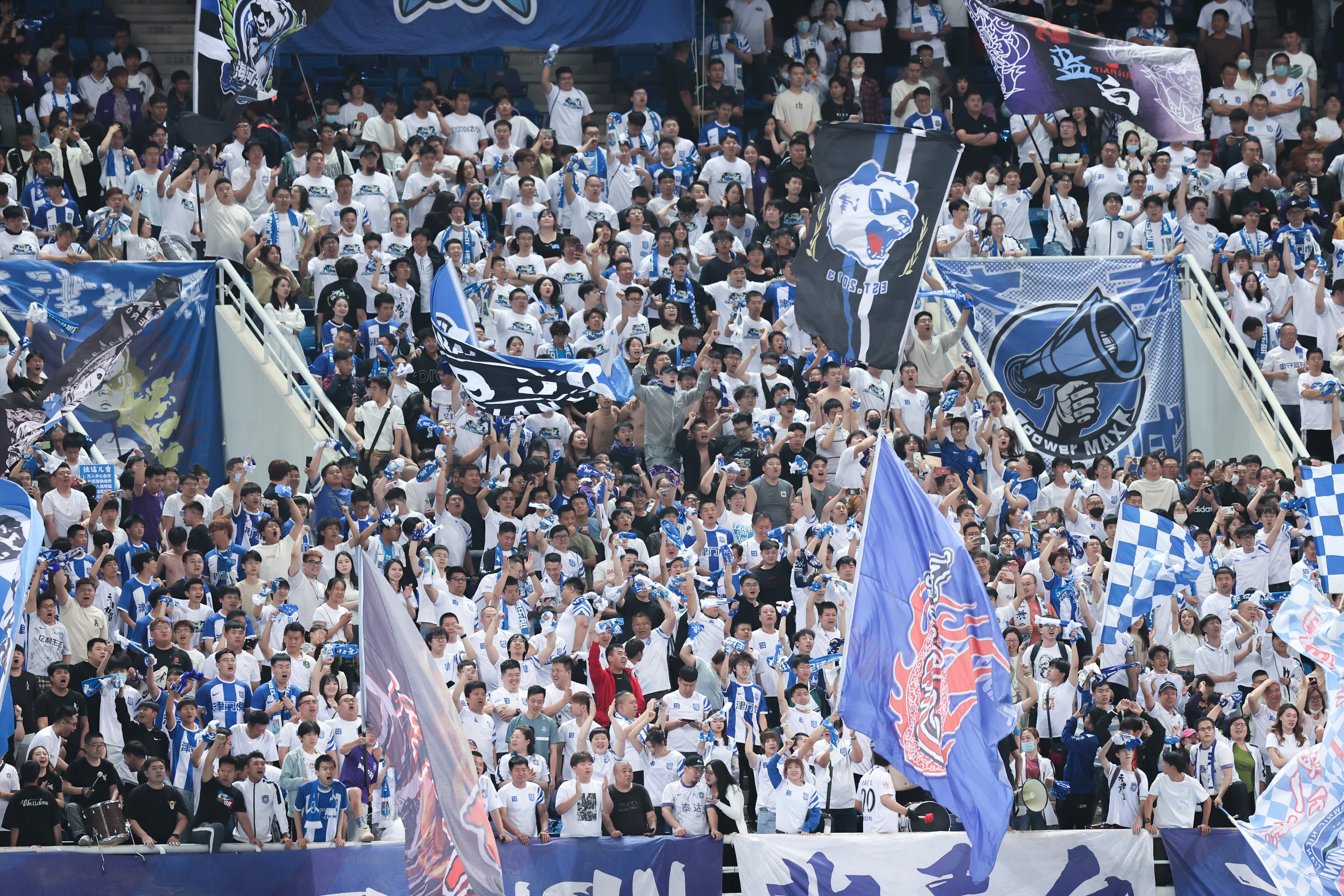 火爆的比赛让球迷们兴奋不已 火爆的比赛让球迷们兴奋不已