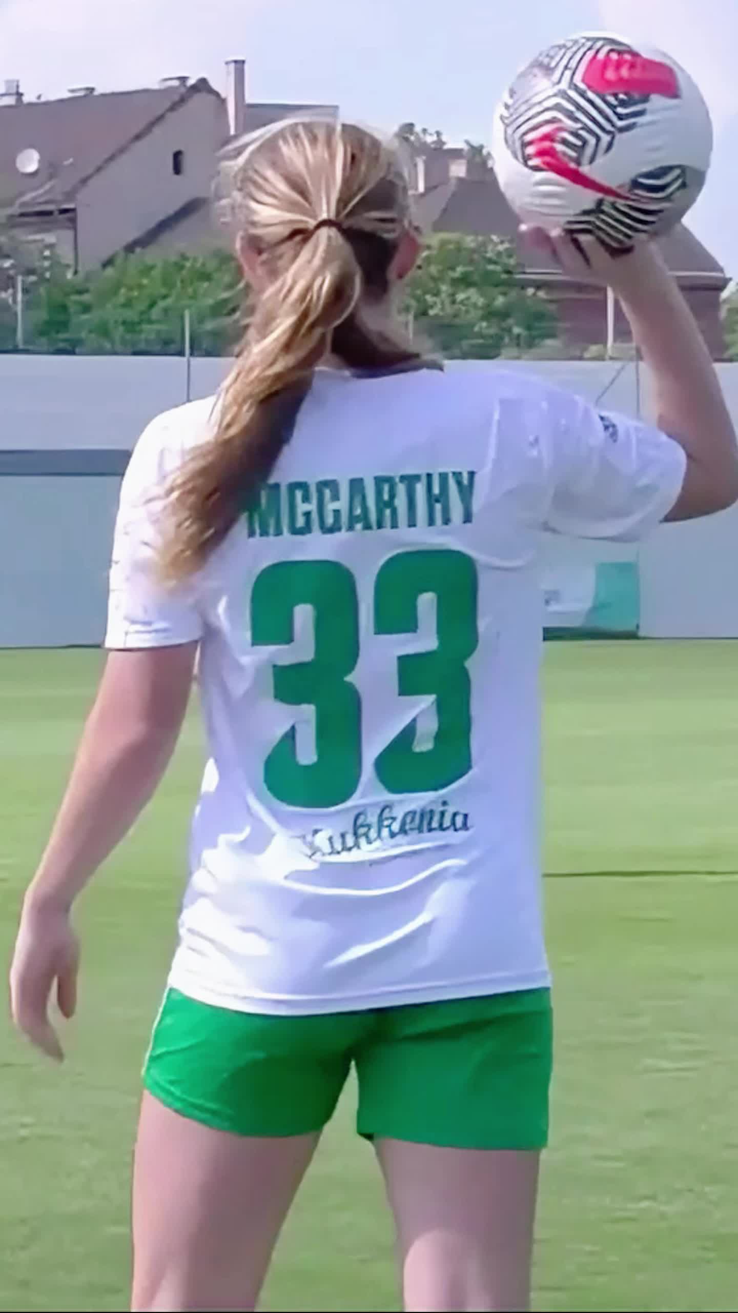 FB体育官方网站-足球比赛中,女子运动员们展现出色的球技