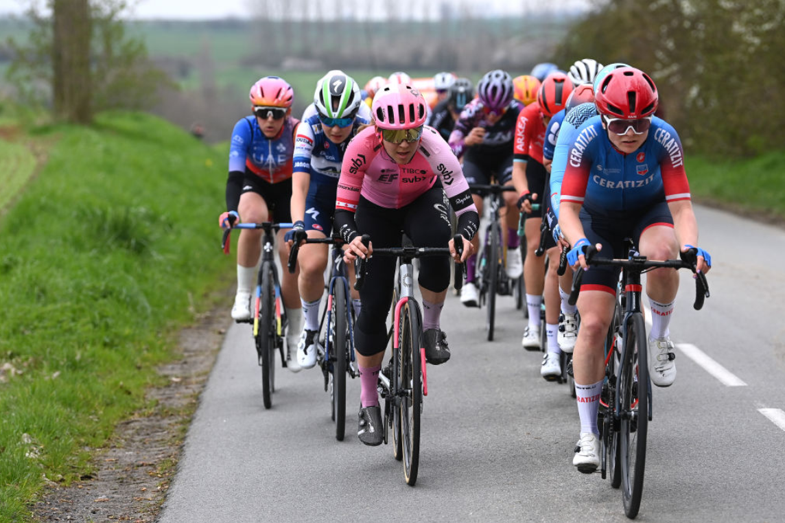 球员们尽显技艺,向胜利冲刺 球员们尽显技艺,向胜利冲刺