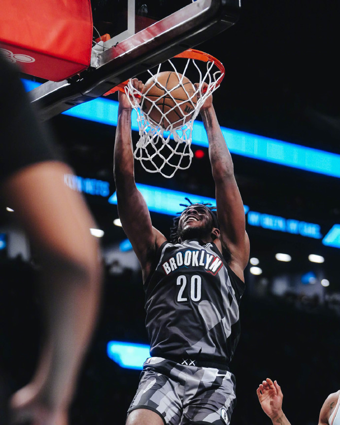 FB体育-篮网成功逆转马刺,场上氛围激烈备受关注