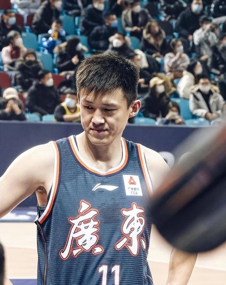 FB体育官方网站-广东轻松战胜四川,周鹏稳定无愧巨星称号