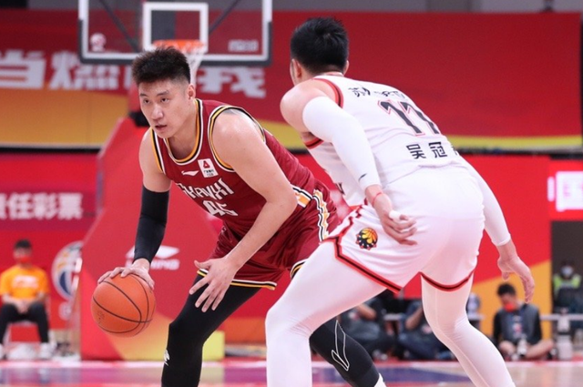 FB体育-江苏男篮逆转胜,领跑积分榜