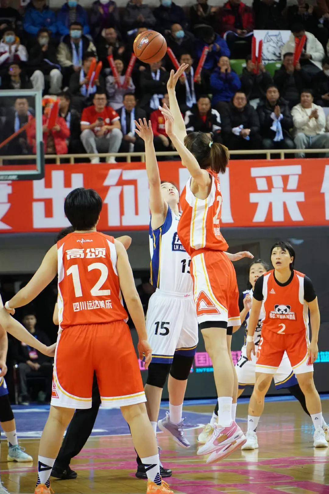 江苏男篮逆转胜,领跑积分榜 江苏男篮逆转胜,领跑积分榜