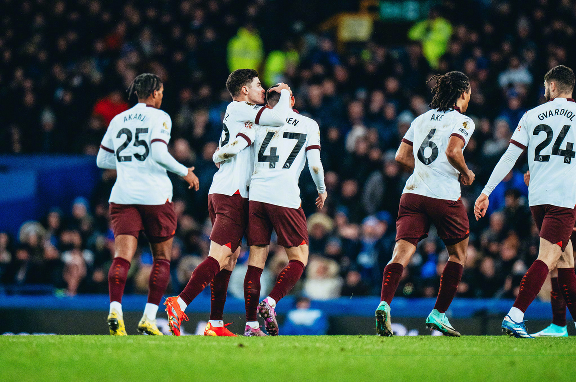 FB体育官网-曼城客场大胜埃弗顿,追赶领头羊