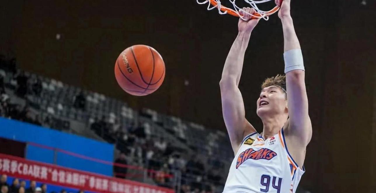 FB体育官网-上海男篮绝杀取胜,紧追季后赛梦