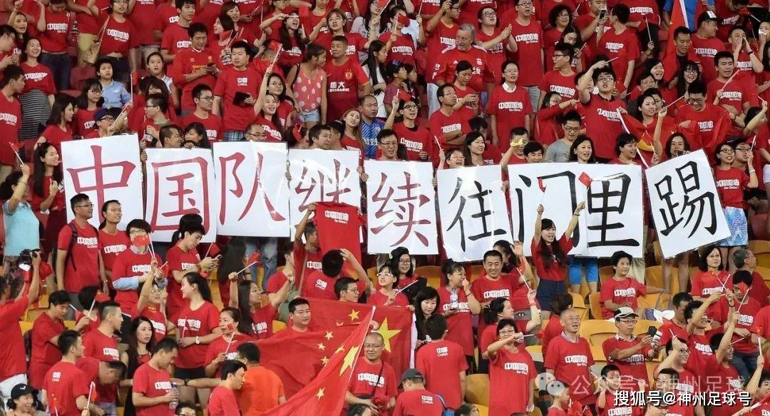 国内足球联赛中重要比赛引发球迷热情 国内足球联赛中重要比赛引发球迷热情