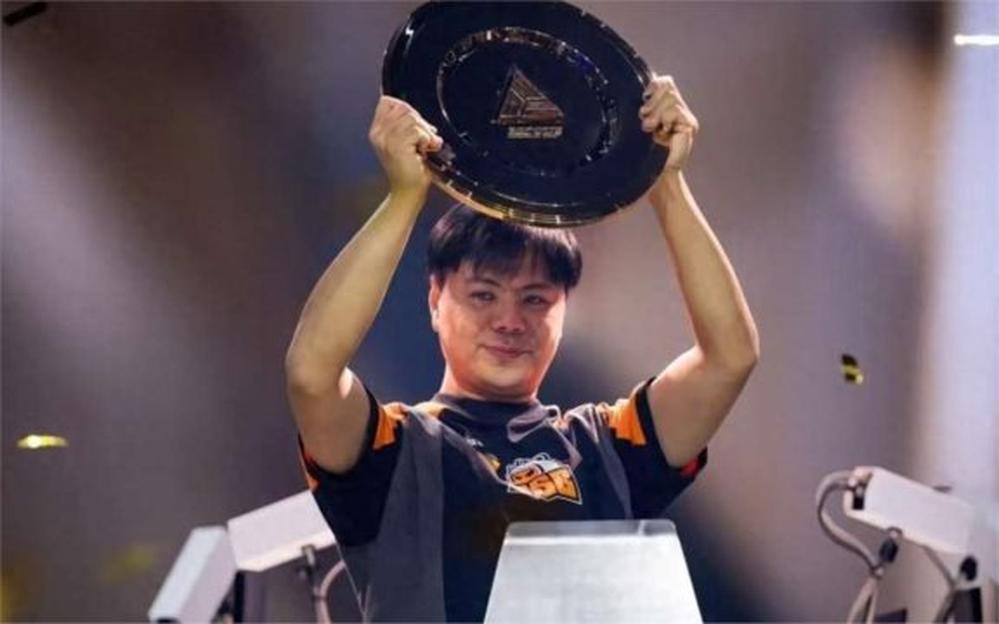 力压劲敌,运动员斩获第一名 力压劲敌,运动员斩获第一名