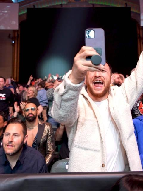 汉堡球迷欢呼胜利,球队反弹势头明显 汉堡球迷欢呼胜利,球队反弹势头明显