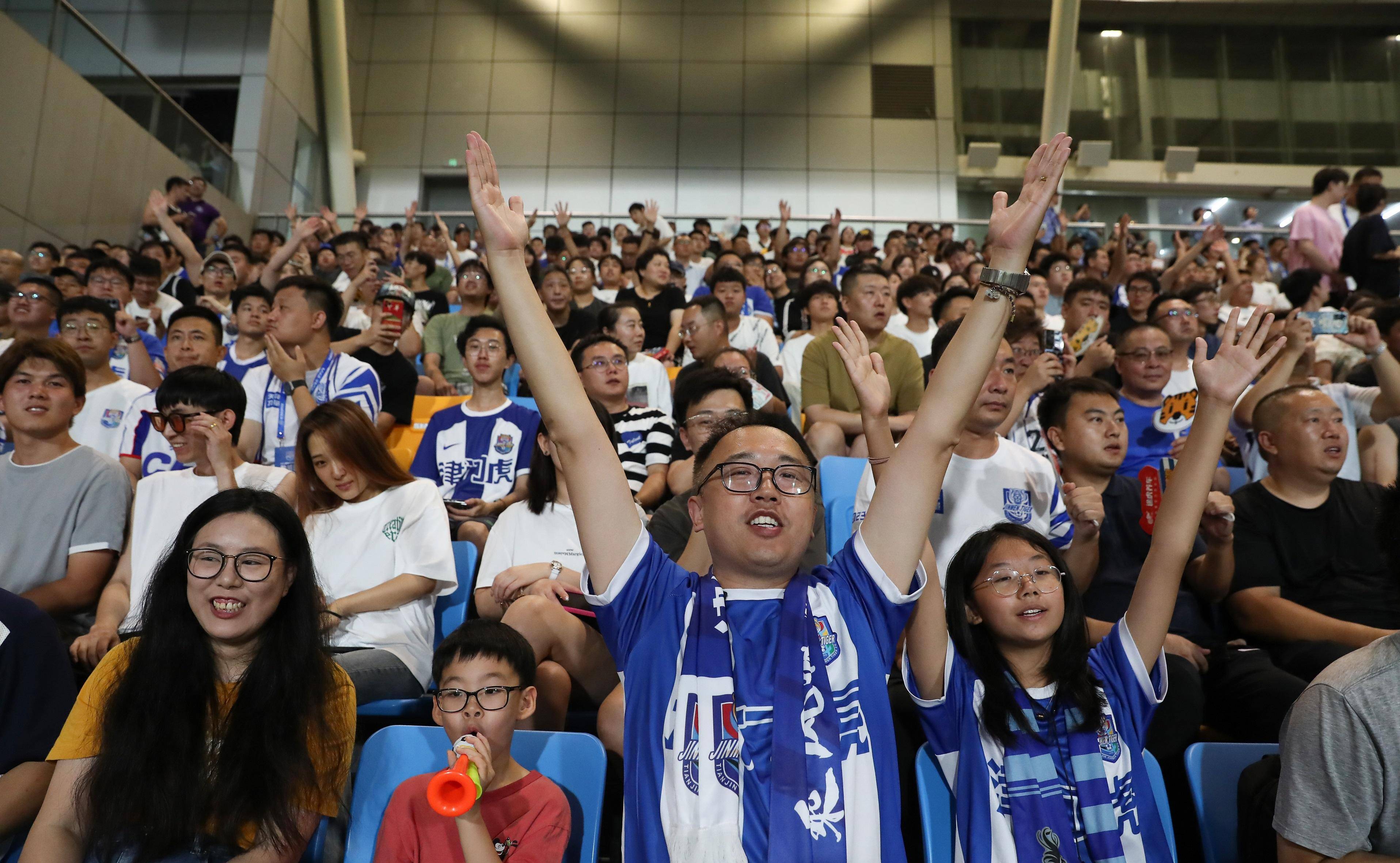 FB体育官方网站-喜欢现场观赛,感受球场氛围的狂热球迷