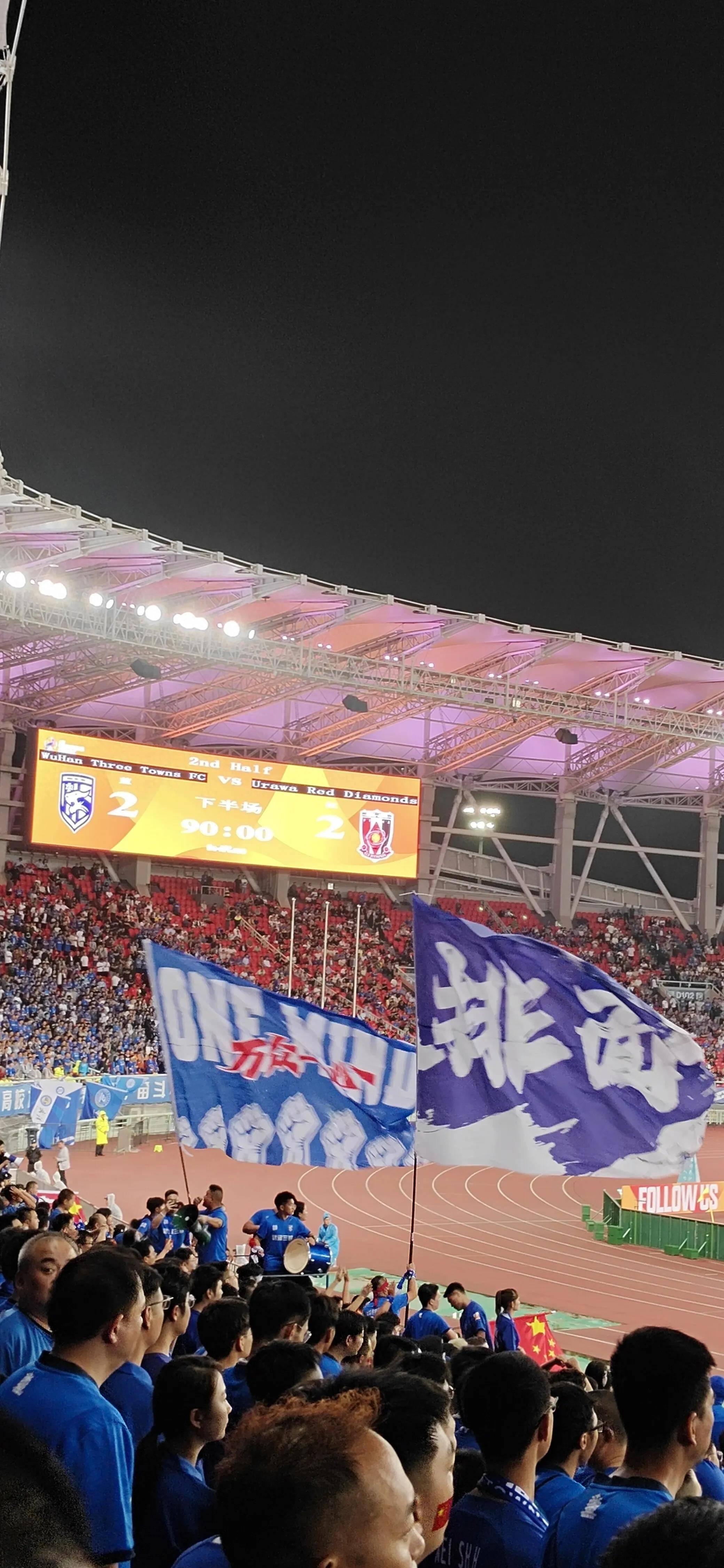 喜欢现场观赛,感受球场氛围的狂热球迷 喜欢现场观赛,感受球场氛围的狂热球迷