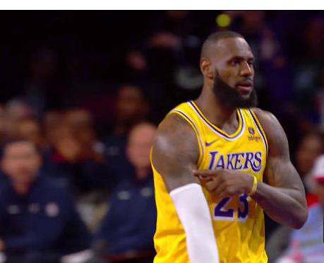 FB体育官网-湖人客场大败猛龙,士气受挫,需要调整状态