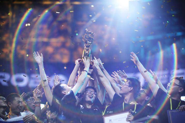 FB体育-战队在关键时刻挺身而出,一举夺得胜利