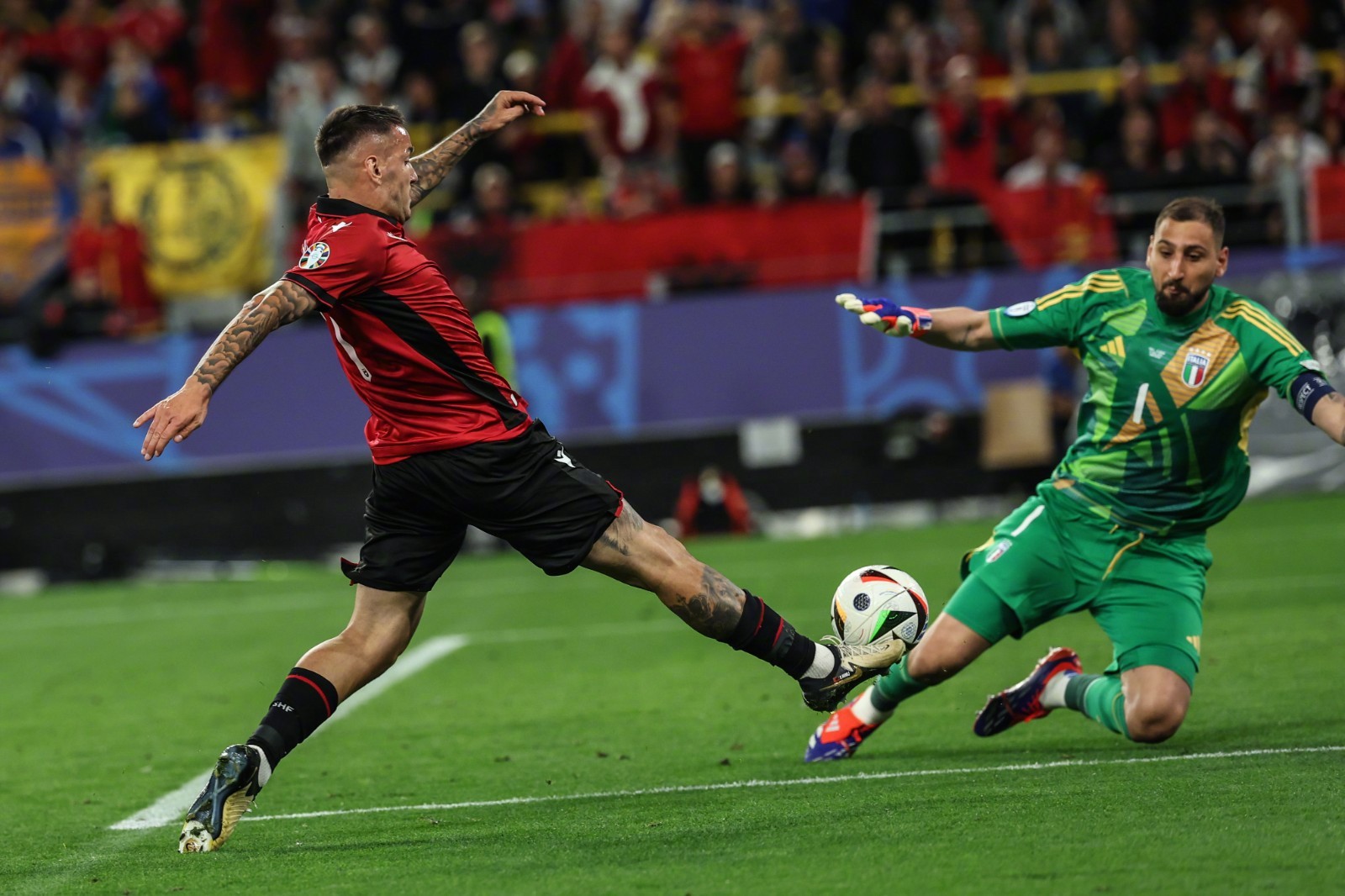 欧洲足球巅峰对决中球员技术出众,表现耀眼 欧洲足球巅峰对决中球员技术出众,表现耀眼