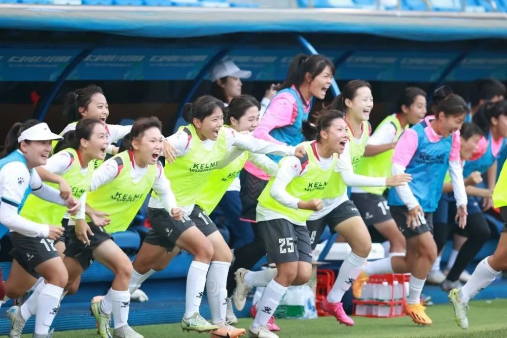 亚洲女足比赛冠军问鼎，球队庆祝胜利