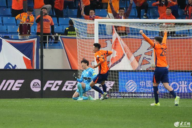 FB体育官方网站-法兰克福队长连续破门,成为中场利器