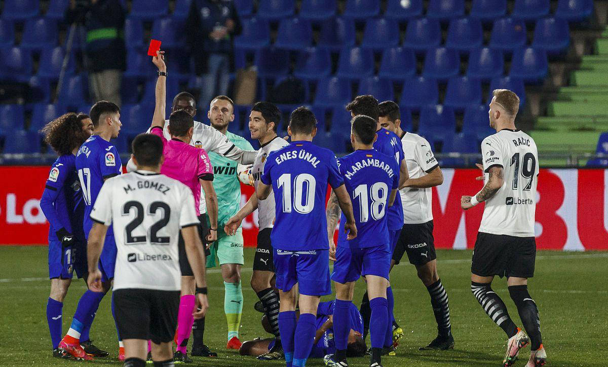 FB体育官方网站-巴塞罗那发挥不佳,瓦伦西亚保持不败