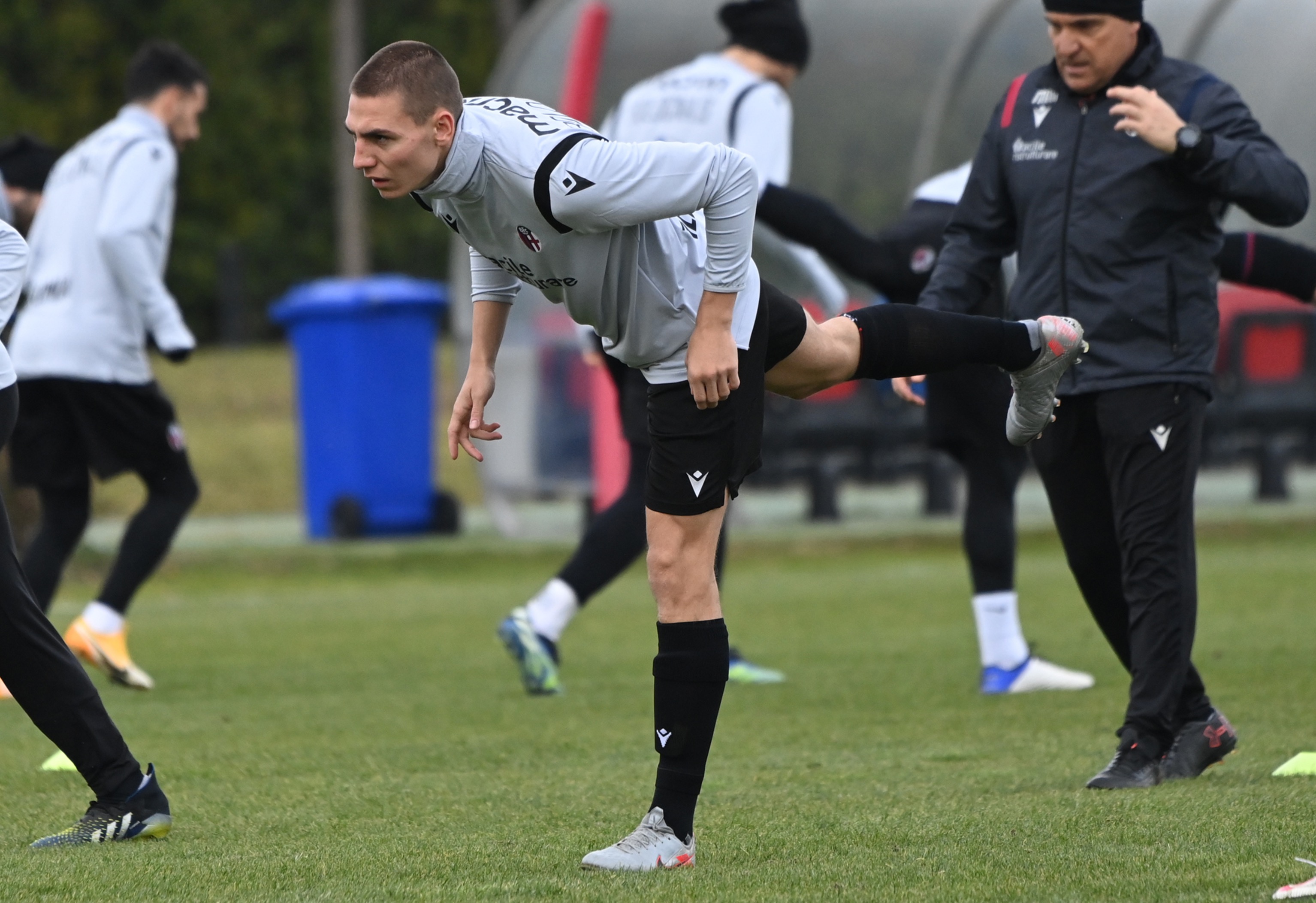 FB体育官方网站-博洛尼亚队新援上场表现抢眼,被赞不愧