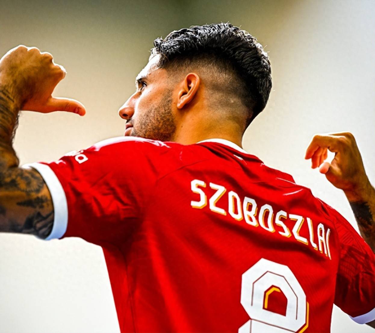 FB体育官方网站-利物浦主力中场受伤,赛季未知