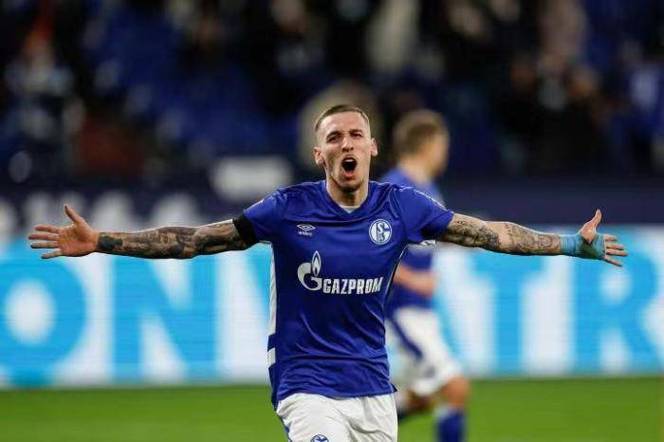 FB体育官网-沙尔克04客场爆冷获胜,飙升积分榜