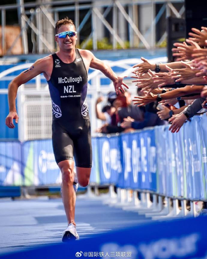 瑞士铁人三项选手表现出色,力争冠军 瑞士铁人三项选手表现出色,力争冠军