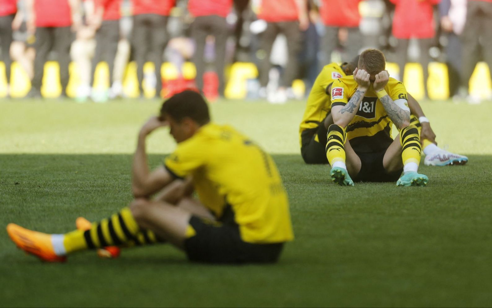 FB体育官网-多特蒙德球员奋勇争冠,终于获得一场比赛胜利