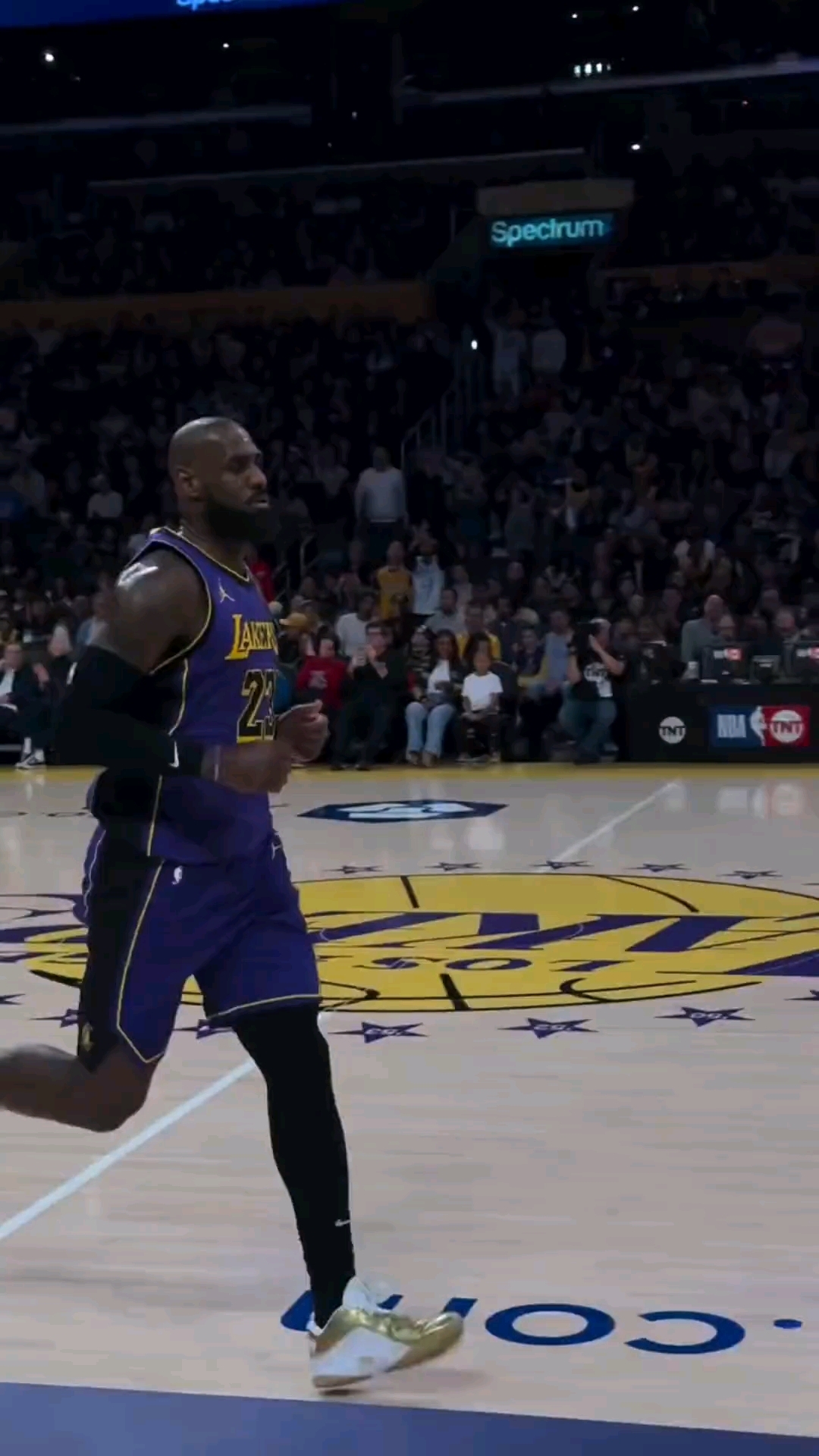 精彩瞬间一个犀利的传球成功得分 精彩瞬间一个犀利的传球成功得分