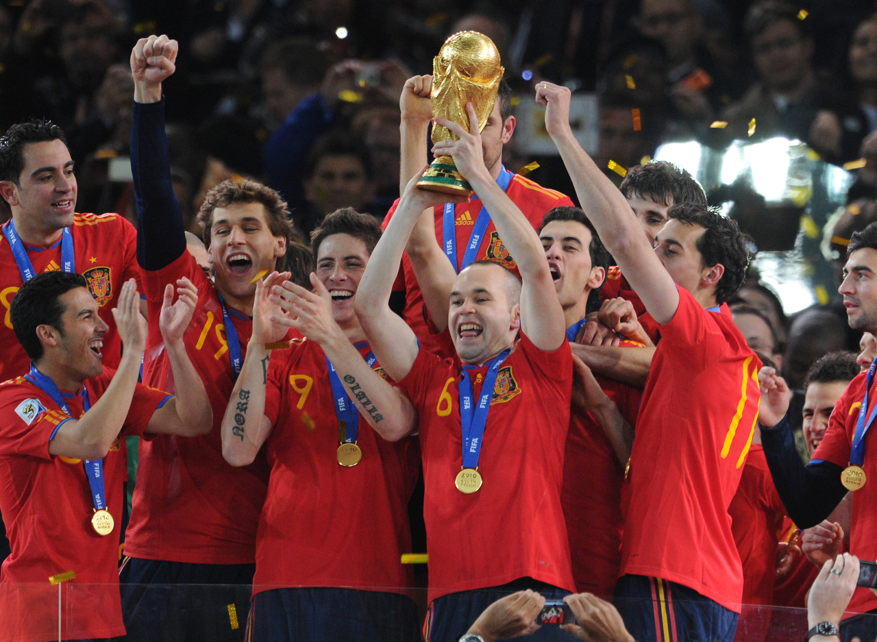 伊涅斯塔回归巴萨,球迷雀跃欢呼 伊涅斯塔回归巴萨,球迷雀跃欢呼