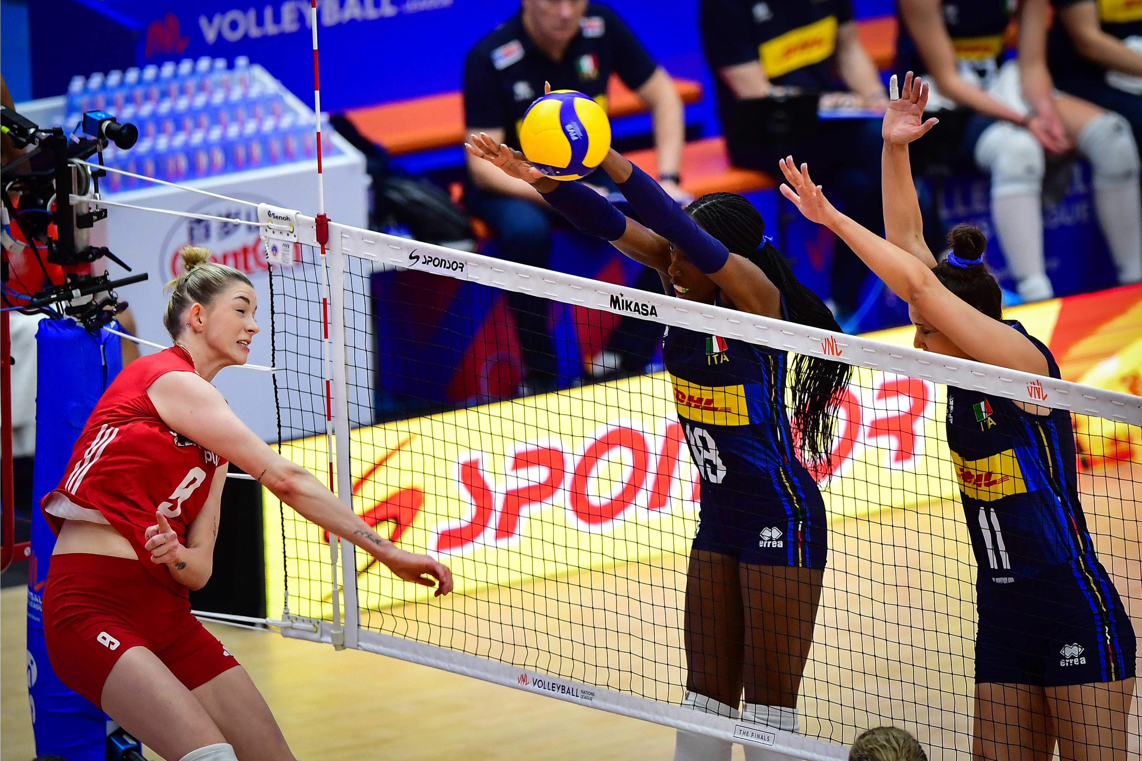 FB体育官网-波兰队客场2-0战胜意大利队