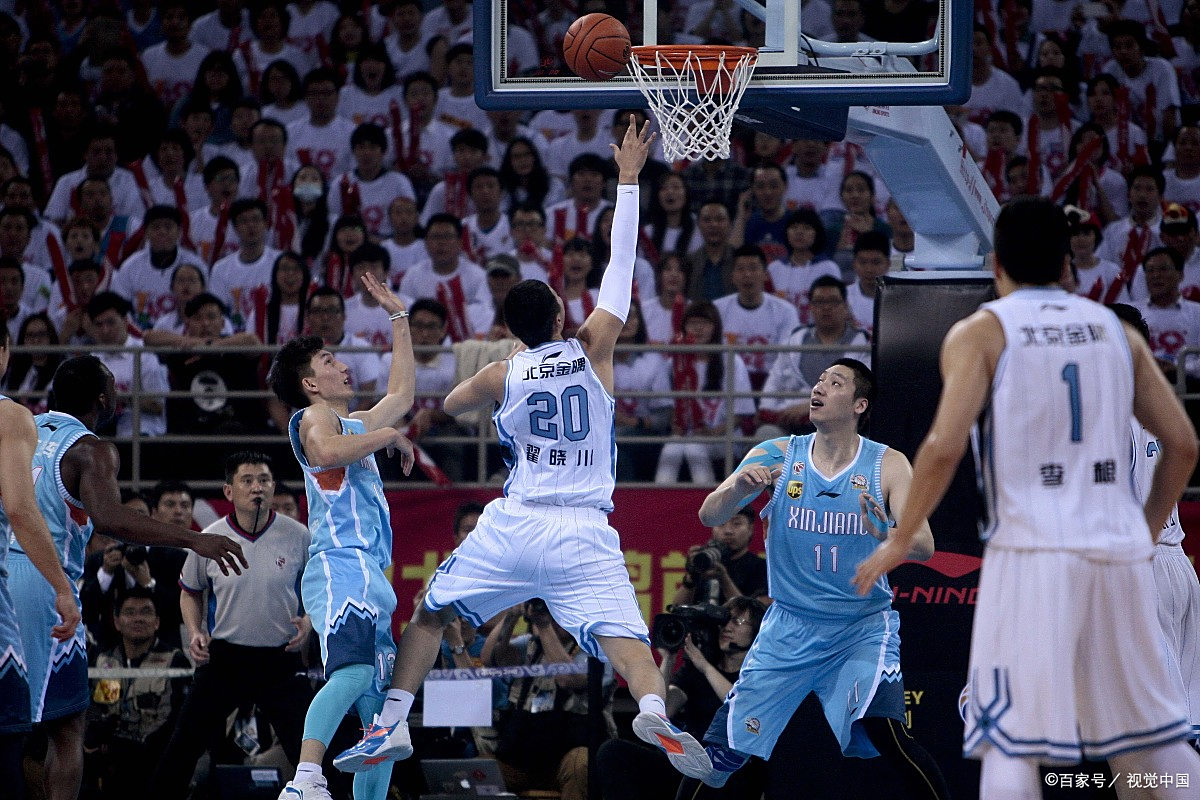 雄鹿队客场逆转战胜尼克斯队 雄鹿队客场逆转战胜尼克斯队