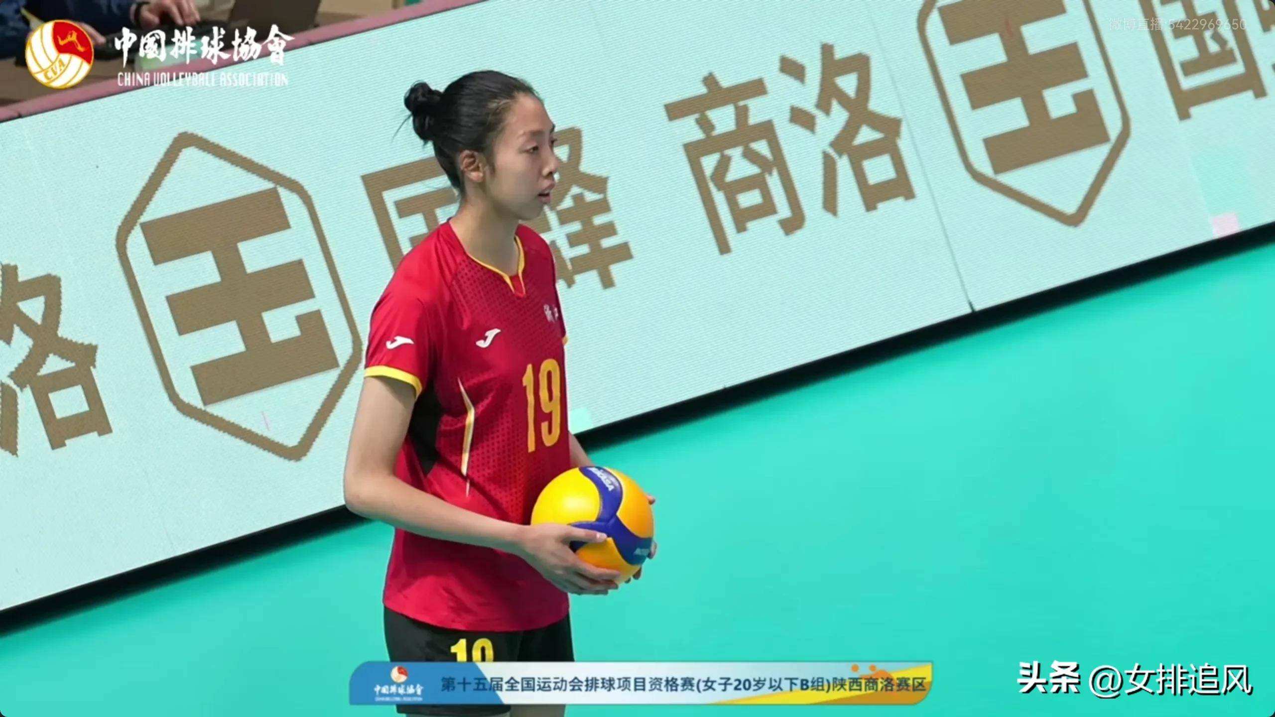 中国女队在比赛中战胜对手晋级