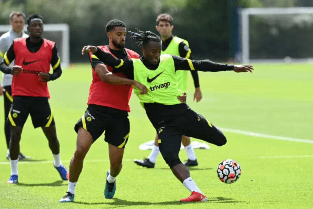 FB体育官方网站-蓝军魔术师展现绝技,助球队胜出