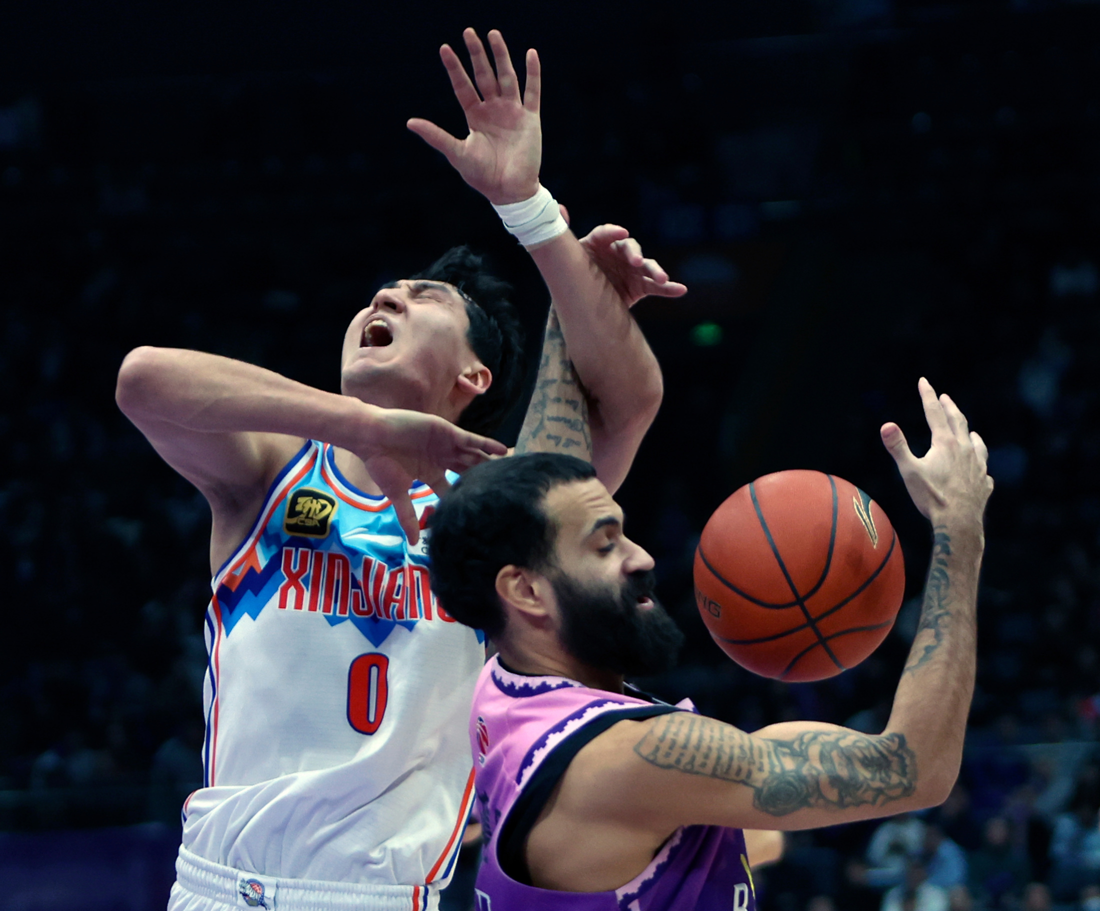 新疆队防守稳固,全力备战下一场比赛 新疆队防守稳固,全力备战下一场比赛