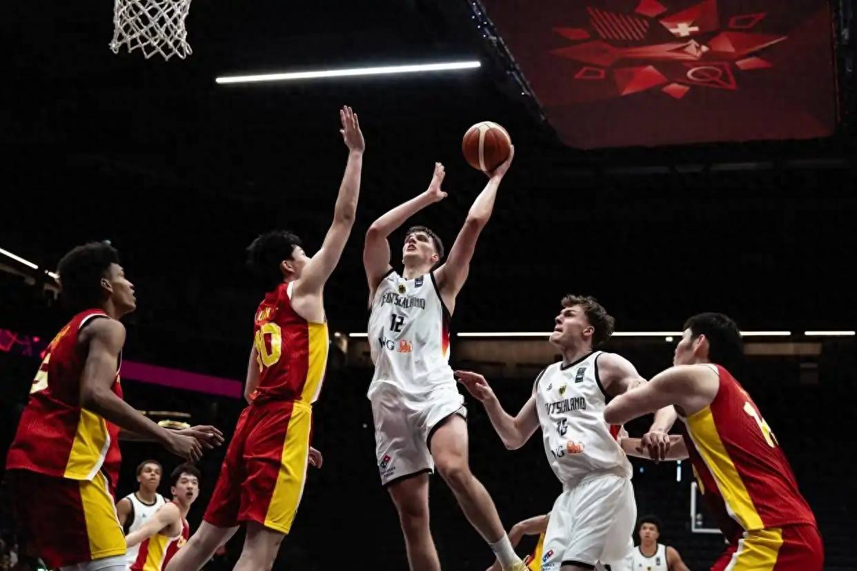 FB体育平台-山东男篮主场负于福建,遭遇两连败颓势难挽回