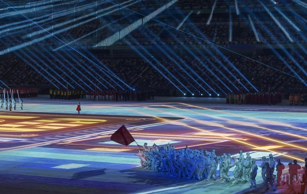 FB体育官网-日本运动员高举旗帜,决赛舞台期待他们