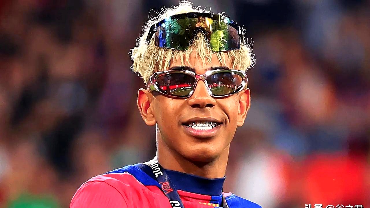 精彩纷呈的比赛场面成为了球迷们的狂欢盛宴 精彩纷呈的比赛场面成为了球迷们的狂欢盛宴