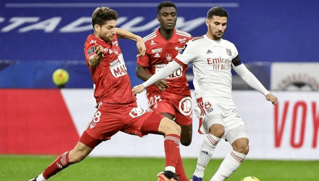 FB体育平台-欧洲足球强强对话，胜利之路谁能捷足先登