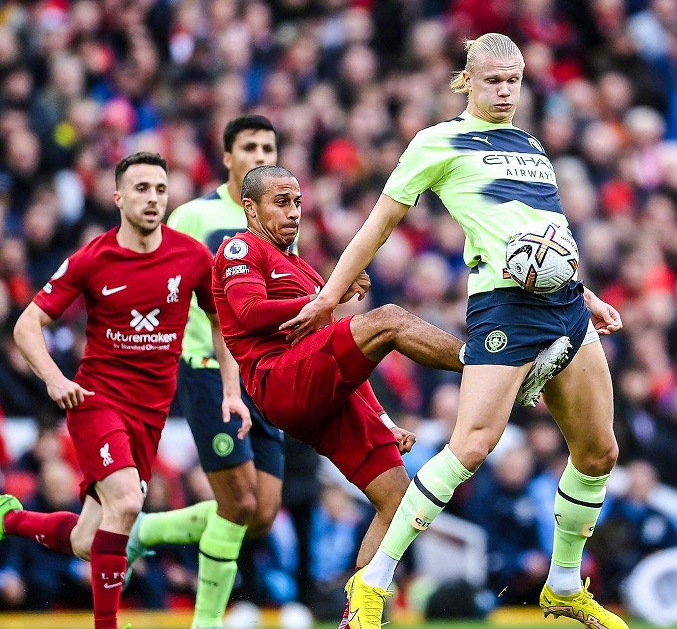 曼城与利物浦的较量将掀起一番腥风血雨 曼城与利物浦的较量将掀起一番腥风血雨