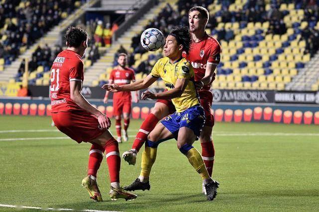 FB体育官网-霍芬海姆客场对阵法兰克福，双方实力碰撞